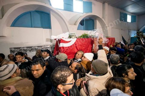 08 février 2013 : à la maison de la culture de Jebel Jelloud, dernier hommage à Chokri Belaid. Enterrement de Chokri Belaid à Tunis. Une foule de près de 40 000 personnes accompagnent le corps de Chokri Belaid au cimetière après son assassinat deux jours auparavant. La Tunisie en hommage à l'un des grands leaders de l'opposition et pour contester la violence politique respect une grève générale nationale. 