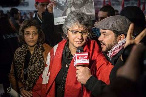 08 février 2013 : à la maison de la culture de Jebel Jelloud, dernier hommage à Chokri Belaid. Enterrement de Chokri Belaid à Tunis. Une foule de près de 40 000 personnes accompagnent le corps de Chokri Belaid au cimetière après son assassinat deux jours auparavant. La Tunisie en hommage à l'un des grands leaders de l'opposition et pour contester la violence politique respect une grève générale nationale. 