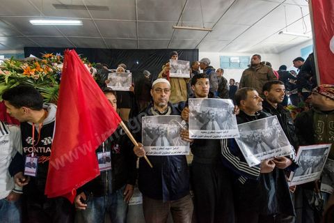 08 février 2013 : à la maison de la culture de Jebel Jelloud, dernier hommage à Chokri Belaid. Enterrement de Chokri Belaid à Tunis. Une foule de près de 40 000 personnes accompagnent le corps de Chokri Belaid au cimetière après son assassinat deux jours auparavant. La Tunisie en hommage à l'un des grands leaders de l'opposition et pour contester la violence politique respect une grève générale nationale. 