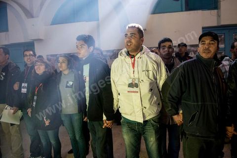 08 février 2013 : à la maison de la culture de Jebel Jelloud, dernier hommage à Chokri Belaid. Enterrement de Chokri Belaid à Tunis. Une foule de près de 40 000 personnes accompagnent le corps de Chokri Belaid au cimetière après son assassinat deux jours auparavant. La Tunisie en hommage à l'un des grands leaders de l'opposition et pour contester la violence politique respect une grève générale nationale. 