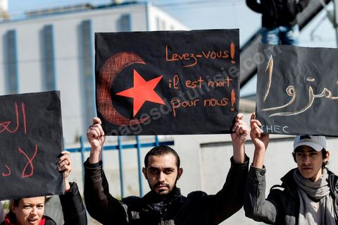 08 février 2013 : le cortége funéraire se rend au cimetière. Enterrement de Chokri Belaid à Tunis. Une foule de près de 40 000 personnes accompagnent le corps de Chokri Belaid au cimetière après son assassinat deux jours auparavant. La Tunisie en hommage à l'un des grands leaders de l'opposition et pour contester la violence politique respect une grève générale nationale. 