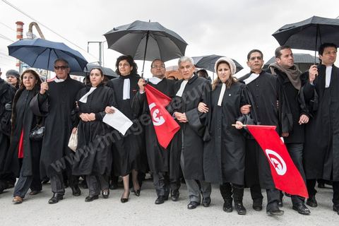 08 février 2013 : le cortége funéraire se rend au cimetière. Enterrement de Chokri Belaid à Tunis. Une foule de près de 40 000 personnes accompagnent le corps de Chokri Belaid au cimetière après son assassinat deux jours auparavant. La Tunisie en hommage à l'un des grands leaders de l'opposition et pour contester la violence politique respect une grève générale nationale. 