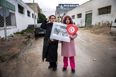 08 février 2013 : le cortége funéraire se rend au cimetière. Enterrement de Chokri Belaid à Tunis. Une foule de près de 40 000 personnes accompagnent le corps de Chokri Belaid au cimetière après son assassinat deux jours auparavant. La Tunisie en hommage à l'un des grands leaders de l'opposition et pour contester la violence politique respect une grève générale nationale. 