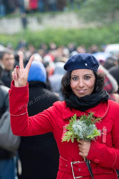 08 février 2013 : Enterrement de Chokri Belaid à Tunis. Une foule de près de 40 000 personnes accompagnent le corps de Chokri Belaid au cimetière après son assassinat deux jours auparavant. La Tunisie en hommage à l'un des grands leaders de l'opposition et pour contester la violence politique respect une grève générale nationale. 