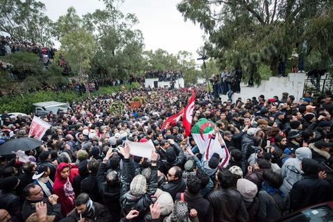 08 février 2013 : Enterrement de Chokri Belaid à Tunis. Une foule de près de 40 000 personnes accompagnent le corps de Chokri Belaid au cimetière après son assassinat deux jours auparavant. La Tunisie en hommage à l'un des grands leaders de l'opposition et pour contester la violence politique respect une grève générale nationale. 