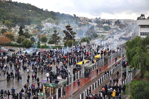 08 février 2013 : pendant l'enterrement, affrontements entre la police et de jeunes casseurs qui vont incendier quelques véhicules situés près du cimentière. Enterrement de Chokri Belaid à Tunis. Une foule de près de 40 000 personnes accompagnent le corps de Chokri Belaid au cimetière après son assassinat deux jours auparavant. La Tunisie en hommage à l'un des grands leaders de l'opposition et pour contester la violence politique respect une grève générale nationale. 