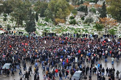 08 février 2013 : pendant l'enterrement, affrontements entre la police et de jeunes casseurs qui vont incendier quelques véhicules situés près du cimentière. Enterrement de Chokri Belaid à Tunis. Une foule de près de 40 000 personnes accompagnent le corps de Chokri Belaid au cimetière après son assassinat deux jours auparavant. La Tunisie en hommage à l'un des grands leaders de l'opposition et pour contester la violence politique respect une grève générale nationale. 
