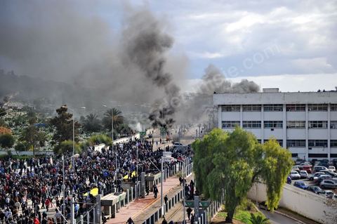 08 février 2013 : pendant l'enterrement, affrontements entre la police et de jeunes casseurs qui vont incendier quelques véhicules situés près du cimentière. Enterrement de Chokri Belaid à Tunis. Une foule de près de 40 000 personnes accompagnent le corps de Chokri Belaid au cimetière après son assassinat deux jours auparavant. La Tunisie en hommage à l'un des grands leaders de l'opposition et pour contester la violence politique respect une grève générale nationale. 