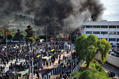 08 février 2013 : pendant l'enterrement, affrontements entre la police et de jeunes casseurs qui vont incendier quelques véhicules situés près du cimentière. Enterrement de Chokri Belaid à Tunis. Une foule de près de 40 000 personnes accompagnent le corps de Chokri Belaid au cimetière après son assassinat deux jours auparavant. La Tunisie en hommage à l'un des grands leaders de l'opposition et pour contester la violence politique respect une grève générale nationale. 