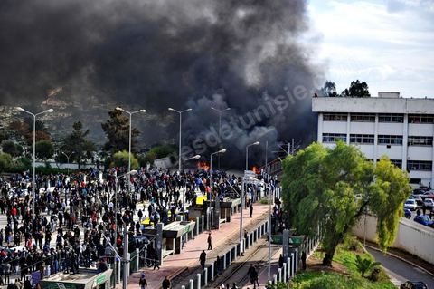 08 février 2013 : pendant l'enterrement, affrontements entre la police et de jeunes casseurs qui vont incendier quelques véhicules situés près du cimentière. Enterrement de Chokri Belaid à Tunis. Une foule de près de 40 000 personnes accompagnent le corps de Chokri Belaid au cimetière après son assassinat deux jours auparavant. La Tunisie en hommage à l'un des grands leaders de l'opposition et pour contester la violence politique respect une grève générale nationale. 