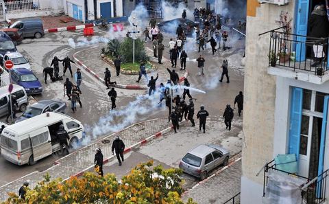 08 février 2013 : pendant l'enterrement, affrontements entre la police et de jeunes casseurs qui vont incendier quelques véhicules situés près du cimentière. Enterrement de Chokri Belaid à Tunis. Une foule de près de 40 000 personnes accompagnent le corps de Chokri Belaid au cimetière après son assassinat deux jours auparavant. La Tunisie en hommage à l'un des grands leaders de l'opposition et pour contester la violence politique respect une grève générale nationale. 