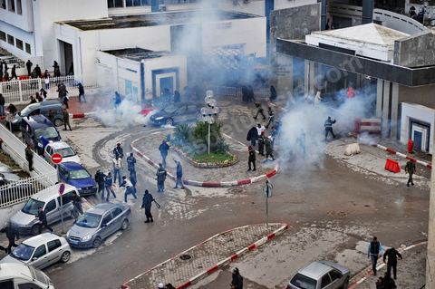 08 février 2013 : pendant l'enterrement, affrontements entre la police et de jeunes casseurs qui vont incendier quelques véhicules situés près du cimentière. Enterrement de Chokri Belaid à Tunis. Une foule de près de 40 000 personnes accompagnent le corps de Chokri Belaid au cimetière après son assassinat deux jours auparavant. La Tunisie en hommage à l'un des grands leaders de l'opposition et pour contester la violence politique respect une grève générale nationale. 