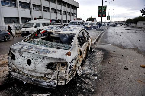 08 février 2013 : pendant l'enterrement, affrontements entre la police et de jeunes casseurs qui vont incendier quelques véhicules situés près du cimentière. Enterrement de Chokri Belaid à Tunis. Une foule de près de 40 000 personnes accompagnent le corps de Chokri Belaid au cimetière après son assassinat deux jours auparavant. La Tunisie en hommage à l'un des grands leaders de l'opposition et pour contester la violence politique respect une grève générale nationale. 