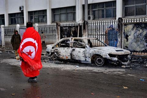 08 février 2013 : pendant l'enterrement, affrontements entre la police et de jeunes casseurs qui vont incendier quelques véhicules situés près du cimentière. Enterrement de Chokri Belaid à Tunis. Une foule de près de 40 000 personnes accompagnent le corps de Chokri Belaid au cimetière après son assassinat deux jours auparavant. La Tunisie en hommage à l'un des grands leaders de l'opposition et pour contester la violence politique respect une grève générale nationale. 