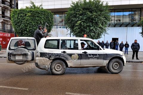 08 février 2013 : dispositif de sécurité le jour de la grève générale à Tunis, jour de  l'enterrement de Chokri Belaid à Tunis. Une foule de près de 40 000 personnes accompagnent le corps de Chokri Belaid au cimetière après son assassinat deux jours auparavant. La Tunisie en hommage à l'un des grands leaders de l'opposition et pour contester la violence politique respect une grève générale nationale. 