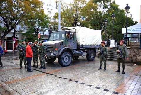 08 février 2013 : dispositif de sécurité le jour de la grève générale à Tunis, jour de  l'enterrement de Chokri Belaid à Tunis. Une foule de près de 40 000 personnes accompagnent le corps de Chokri Belaid au cimetière après son assassinat deux jours auparavant. La Tunisie en hommage à l'un des grands leaders de l'opposition et pour contester la violence politique respect une grève générale nationale. 
