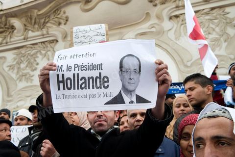 09 février 2013 : manifestation des partisans de Ennahdha sur l'avenue Habib Bourguiba à Tunis. Plus de 3.000 manifestants scandaient samedi des slogans pro-islamistes et anti-français dans le centre de Tunis lors d'un rassemblement à l'appel du parti islamiste au pouvoir Ennahda alors que la Tunisie est plongée dans l'incertitude depuis l'assassinat de l'opposant Chokri Belaïd.