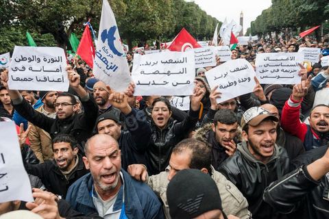 09 février 2013 : manifestation des partisans de Ennahdha sur l'avenue Habib Bourguiba à Tunis. Plus de 3.000 manifestants scandaient samedi des slogans pro-islamistes et anti-français dans le centre de Tunis lors d'un rassemblement à l'appel du parti islamiste au pouvoir Ennahda alors que la Tunisie est plongée dans l'incertitude depuis l'assassinat de l'opposant Chokri Belaïd.
