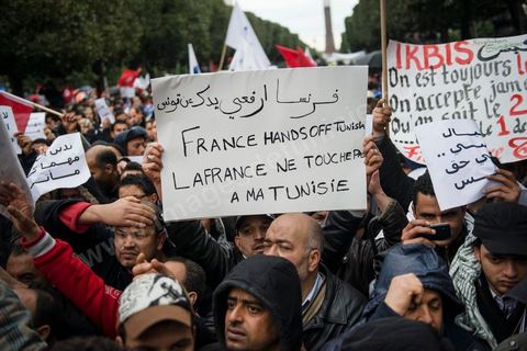 09 février 2013 : manifestation des partisans de Ennahdha sur l'avenue Habib Bourguiba à Tunis. Plus de 3.000 manifestants scandaient samedi des slogans pro-islamistes et anti-français dans le centre de Tunis lors d'un rassemblement à l'appel du parti islamiste au pouvoir Ennahda alors que la Tunisie est plongée dans l'incertitude depuis l'assassinat de l'opposant Chokri Belaïd.