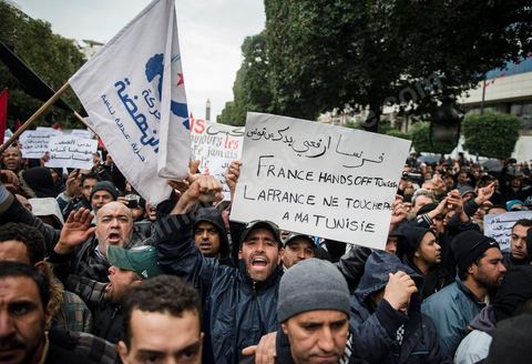09 février 2013 : manifestation des partisans de Ennahdha sur l'avenue Habib Bourguiba à Tunis. Plus de 3.000 manifestants scandaient samedi des slogans pro-islamistes et anti-français dans le centre de Tunis lors d'un rassemblement à l'appel du parti islamiste au pouvoir Ennahda alors que la Tunisie est plongée dans l'incertitude depuis l'assassinat de l'opposant Chokri Belaïd.