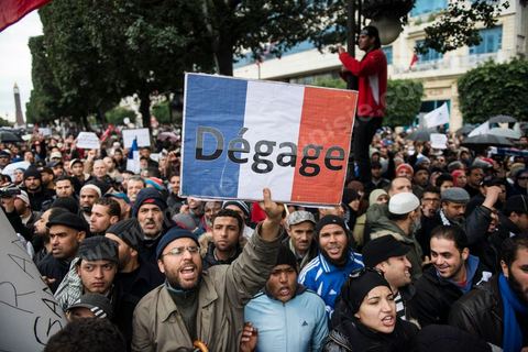 09 février 2013 : manifestation des partisans de Ennahdha sur l'avenue Habib Bourguiba à Tunis. Plus de 3.000 manifestants scandaient samedi des slogans pro-islamistes et anti-français dans le centre de Tunis lors d'un rassemblement à l'appel du parti islamiste au pouvoir Ennahda alors que la Tunisie est plongée dans l'incertitude depuis l'assassinat de l'opposant Chokri Belaïd.