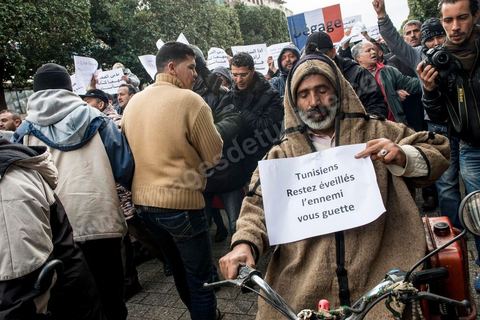 09 février 2013 : manifestation des partisans de Ennahdha sur l'avenue Habib Bourguiba à Tunis. Plus de 3.000 manifestants scandaient samedi des slogans pro-islamistes et anti-français dans le centre de Tunis lors d'un rassemblement à l'appel du parti islamiste au pouvoir Ennahda alors que la Tunisie est plongée dans l'incertitude depuis l'assassinat de l'opposant Chokri Belaïd.