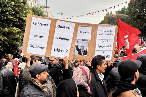 09 février 2013 : manifestation des partisans de Ennahdha sur l'avenue Habib Bourguiba à Tunis. Plus de 3.000 manifestants scandaient samedi des slogans pro-islamistes et anti-français dans le centre de Tunis lors d'un rassemblement à l'appel du parti islamiste au pouvoir Ennahda alors que la Tunisie est plongée dans l'incertitude depuis l'assassinat de l'opposant Chokri Belaïd.