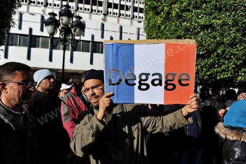 09 février 2013 : manifestation des partisans de Ennahdha sur l'avenue Habib Bourguiba à Tunis. Plus de 3.000 manifestants scandaient samedi des slogans pro-islamistes et anti-français dans le centre de Tunis lors d'un rassemblement à l'appel du parti islamiste au pouvoir Ennahda alors que la Tunisie est plongée dans l'incertitude depuis l'assassinat de l'opposant Chokri Belaïd.