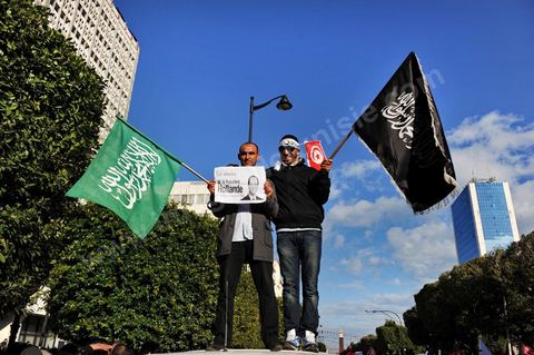 09 février 2013 : manifestation des partisans de Ennahdha sur l'avenue Habib Bourguiba à Tunis. Plus de 3.000 manifestants scandaient samedi des slogans pro-islamistes et anti-français dans le centre de Tunis lors d'un rassemblement à l'appel du parti islamiste au pouvoir Ennahda alors que la Tunisie est plongée dans l'incertitude depuis l'assassinat de l'opposant Chokri Belaïd.