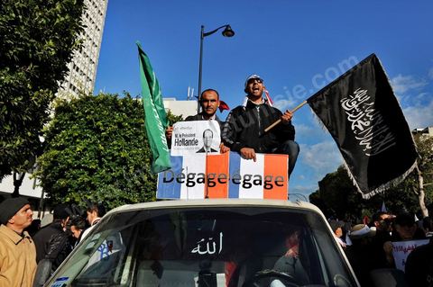 09 février 2013 : manifestation des partisans de Ennahdha sur l'avenue Habib Bourguiba à Tunis. Plus de 3.000 manifestants scandaient samedi des slogans pro-islamistes et anti-français dans le centre de Tunis lors d'un rassemblement à l'appel du parti islamiste au pouvoir Ennahda alors que la Tunisie est plongée dans l'incertitude depuis l'assassinat de l'opposant Chokri Belaïd.