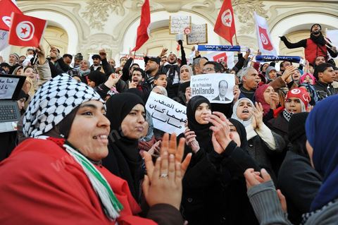 09 février 2013 : manifestation des partisans de Ennahdha sur l'avenue Habib Bourguiba à Tunis. Plus de 3.000 manifestants scandaient samedi des slogans pro-islamistes et anti-français dans le centre de Tunis lors d'un rassemblement à l'appel du parti islamiste au pouvoir Ennahda alors que la Tunisie est plongée dans l'incertitude depuis l'assassinat de l'opposant Chokri Belaïd.