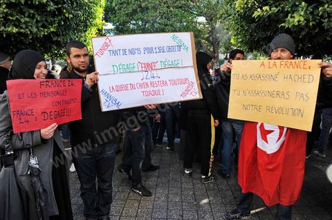 09 février 2013 : manifestation des partisans de Ennahdha sur l'avenue Habib Bourguiba à Tunis. Plus de 3.000 manifestants scandaient samedi des slogans pro-islamistes et anti-français dans le centre de Tunis lors d'un rassemblement à l'appel du parti islamiste au pouvoir Ennahda alors que la Tunisie est plongée dans l'incertitude depuis l'assassinat de l'opposant Chokri Belaïd.