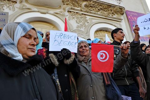 09 février 2013 : manifestation des partisans de Ennahdha sur l'avenue Habib Bourguiba à Tunis. Plus de 3.000 manifestants scandaient samedi des slogans pro-islamistes et anti-français dans le centre de Tunis lors d'un rassemblement à l'appel du parti islamiste au pouvoir Ennahda alors que la Tunisie est plongée dans l'incertitude depuis l'assassinat de l'opposant Chokri Belaïd.