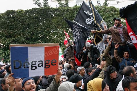 09 février 2013 : La foule rassemblée sur l'avenue bourguiba crie des slogans hostiles à la France en réponse à la réaction de Manuel Vals, Ministre de l'intérieur. Plus de 3.000 manifestants scandaient samedi des slogans pro-islamistes et anti-français dans le centre de Tunis lors d'un rassemblement à l'appel du parti islamiste au pouvoir Ennahda alors que la Tunisie est plongée dans l'incertitude depuis l'assassinat de l'opposant Chokri Belaïd.