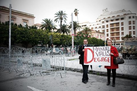 09 février 2013 : Manifestants devant l'ambassade de France contre les propos de Manuels Valls. Manifestation des partisans de Ennahdha sur l'avenue Habib Bourguiba à Tunis. Plus de 3.000 manifestants scandaient samedi des slogans pro-islamistes et anti-français dans le centre de Tunis lors d'un rassemblement à l'appel du parti islamiste au pouvoir Ennahda alors que la Tunisie est plongée dans l'incertitude depuis l'assassinat de l'opposant Chokri Belaïd.