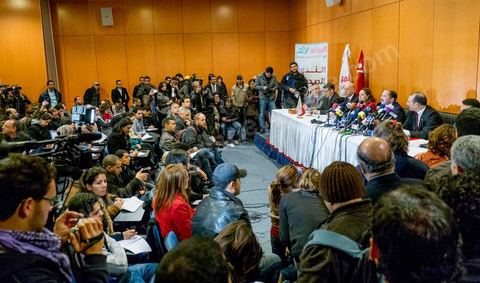 11 février 2013 : Les trois ministres et deux secrétaires d’Etat issus du Congrès Pour la République ne démissionnent plus. C’est Mohamed Abbou, le secrétaire général du CPR, qui l’a affirmé lors d’une conférence de presse tenue dans la matinée de ce lundi 11 février, à l’Africa.