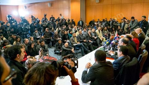 11 février 2013 : Les trois ministres et deux secrétaires d’Etat issus du Congrès Pour la République ne démissionnent plus. C’est Mohamed Abbou, le secrétaire général du CPR, qui l’a affirmé lors d’une conférence de presse tenue dans la matinée de ce lundi 11 février, à l’Africa.