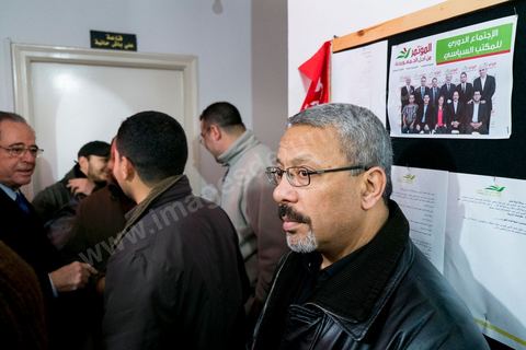 11 février 2013 : Au siège du parti devant la porte ou se tient la dernère réunion du bureau exécutif du CPR avant la conférence de presse. Les trois ministres et deux secrétaires d’Etat issus du Congrès Pour la République ne démissionnent plus. C’est Mohamed Abbou, le secrétaire général du CPR, qui l’a affirmé lors d’une conférence de presse tenue dans la matinée de ce lundi 11 février, à l’Africa.