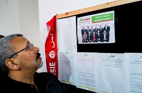 11 février 2013 : Au siège du parti devant la porte ou se tient la dernère réunion du bureau exécutif du CPR avant la conférence de presse. Les trois ministres et deux secrétaires d’Etat issus du Congrès Pour la République ne démissionnent plus. C’est Mohamed Abbou, le secrétaire général du CPR, qui l’a affirmé lors d’une conférence de presse tenue dans la matinée de ce lundi 11 février, à l’Africa.