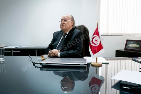 12 février 2013 : dans son bureau avec son staff debrief après la conférence de presse. Conférence de presse de Mustapha Ben Jaafar, Président de l'Assemblée Nationale Constituante au siège de son parti Ettakatol. Il a annoncé devant la presse que son parti Ettakatol, membre de la coalition gouvernementale, soutenait le chef de gouvernement. " Le pays a besoin d'un nouveau départ, la réconciliation nationale est nécessaire, a-t-il souligné. Ou ça passe, ou ça casse". " Ce mot n'a plus de sens, a ajouté Mustapha Ben Jaafar, interrogé sur la démission des ministres Ettakatol. Ils sont démissionnés".