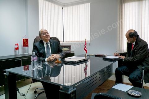 12 février 2013 : dans son bureau avec son staff debrief après la conférence de presse. Conférence de presse de Mustapha Ben Jaafar, Président de l'Assemblée Nationale Constituante au siège de son parti Ettakatol. Il a annoncé devant la presse que son parti Ettakatol, membre de la coalition gouvernementale, soutenait le chef de gouvernement. " Le pays a besoin d'un nouveau départ, la réconciliation nationale est nécessaire, a-t-il souligné. Ou ça passe, ou ça casse". " Ce mot n'a plus de sens, a ajouté Mustapha Ben Jaafar, interrogé sur la démission des ministres Ettakatol. Ils sont démissionnés".