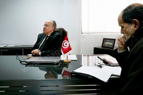 12 février 2013 : dans son bureau avec son staff debrief après la conférence de presse. Conférence de presse de Mustapha Ben Jaafar, Président de l'Assemblée Nationale Constituante au siège de son parti Ettakatol. Il a annoncé devant la presse que son parti Ettakatol, membre de la coalition gouvernementale, soutenait le chef de gouvernement. " Le pays a besoin d'un nouveau départ, la réconciliation nationale est nécessaire, a-t-il souligné. Ou ça passe, ou ça casse". " Ce mot n'a plus de sens, a ajouté Mustapha Ben Jaafar, interrogé sur la démission des ministres Ettakatol. Ils sont démissionnés".