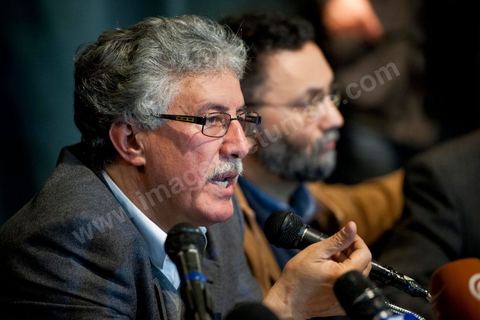 12 février 2013 : Hamma Hammami, leader du Front Populaire tient une conférence de presse à Tunis. M. Hammami s’est dit opposé à une telle initiative, foncièrement « incorrecte tant sur le fond que sur la forme » car, loin de résoudre les problèmes actuels, elle serait susceptible d’en créer d’autres. Il s’est dit, par ailleurs, favorable à la mise en place de réelles solutions alternatives afin d’assurer une éventuelle sortie de crise.