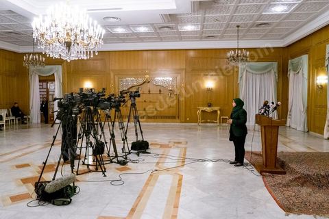 12 février 2013 : allocution à la presse de Mehdi Mabrouk, Ministre de la Culture, à la suite du "Conseil des Sages" réunit autour du Premier Ministère pour trouver une issue à la  grave crise politique qui secoue le pays. "Cette réunion avait pour but, non de soutenir la proposition de M. Jebali mais d'évaluer la situation générale, indépendament des partis politiques", à déclaré Mehdi Mabrouk, ministre de la culture, à l'issue de la rencontre qui a duré plus de trois heures.  "Leur analyse a été claire, a-t-il poursuivi. Ils ont insisté sur l'urgence, la nécessité d´un agenda pour les prochaines élections, la légitimité de l'Assemblée nationale constituante, et sur le besoin de sensibiliser sur tous ces thèmes les acteurs sociaux et les journalistes".