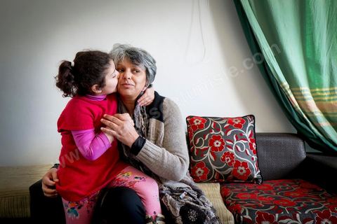 14 février 2012 : Basma Khalfaoui avec sa jeune fille, avocate, femme de Chokri Belaid, leader politique du Front Populaire assassinat devant chez lui à Tunis le 6 février 2013. Une grande femme derrière un grand homme, au lendemain de cet assassinat, les Tunisiens, encore sous l’impact du choc qu’a été cet acte honni de tous ou presque, ont découvert la veuve de Chokri Belaïd, l’avocate Basma Khalfaoui. 