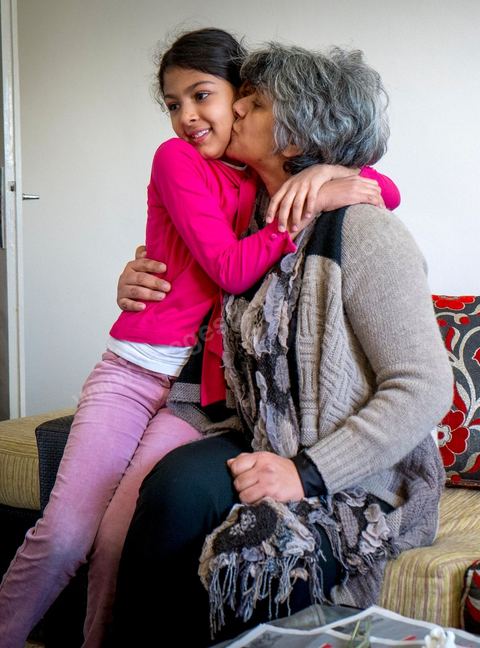 14 février 2012 : Basma Khalfaoui avec ses filles, avocate, femme de Chokri Belaid, leader politique du Front Populaire assassinat devant chez lui à Tunis le 6 février 2013. Une grande femme derrière un grand homme, au lendemain de cet assassinat, les Tunisiens, encore sous l’impact du choc qu’a été cet acte honni de tous ou presque, ont découvert la veuve de Chokri Belaïd, l’avocate Basma Khalfaoui. 