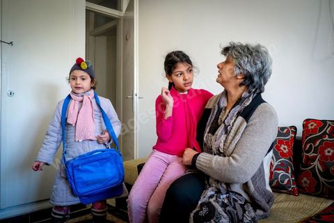 14 février 2012 : Basma Khalfaoui avec ses filles, avocate, femme de Chokri Belaid, leader politique du Front Populaire assassinat devant chez lui à Tunis le 6 février 2013. Une grande femme derrière un grand homme, au lendemain de cet assassinat, les Tunisiens, encore sous l’impact du choc qu’a été cet acte honni de tous ou presque, ont découvert la veuve de Chokri Belaïd, l’avocate Basma Khalfaoui. 