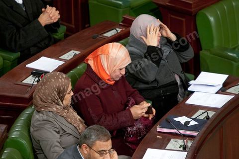 14 février 2013 : députées nahdhaouistes. convocation d'une séance extraordinaire à l'Assemblée Constituante pour débattre de la situation de crise polituqe en cours suite à l'assassinat de Chokri Belaid et l'annonce d ela formation d'un gouvernement de technocrates par Hammadi Jebali, Premier Ministre