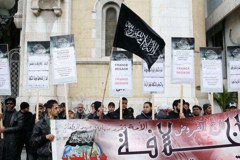 14 février 2013 : Manifestation d'une trenaitaine de personnes du parti Hizb Ettahrird devant l'Ambassade de France à Tunis. les slogans pro islamistes et anti France : "Peuple français, votre régime capitaliste est l'alliée des dictateurs", "France Dégage".