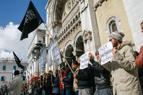 14 février 2013 : Manifestation d'une trenaitaine de personnes du parti Hizb Ettahrird devant l'Ambassade de France à Tunis. les slogans pro islamistes et anti France : "Peuple français, votre régime capitaliste est l'alliée des dictateurs", "France Dégage".